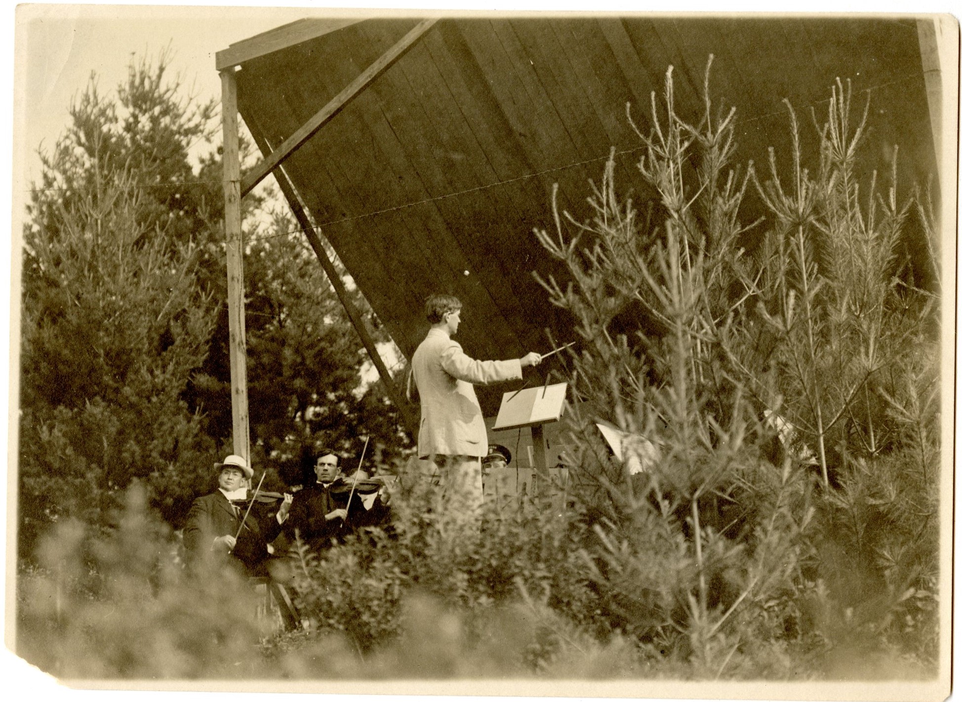 Farwell conducing Meriden Pageant 1913
