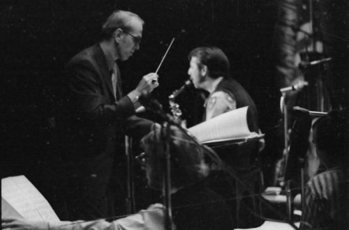 Director Ray Wright and Eastman student-performers on-stage in the Eastman Theater on the occasion of the Eastman Studio Orchestra’s public debut.