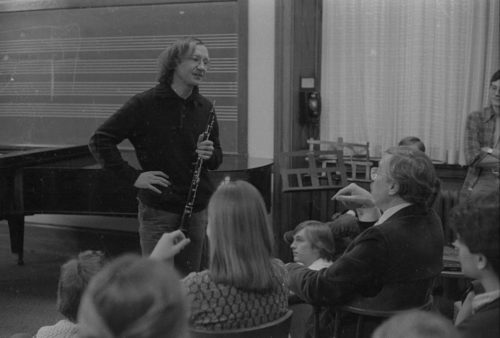 Heinz Holliger working with Eastman oboe majors. Faculty members Robert Sprenkle and Philip West are also present.