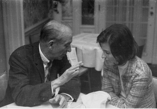 José Echániz in conversation with young people, these presumably his students.