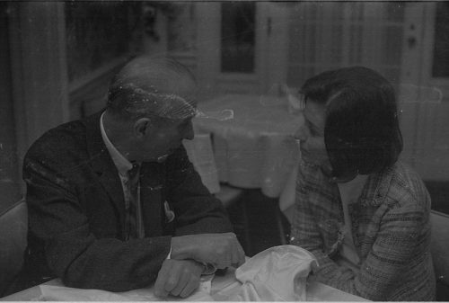 José Echániz in conversation with young people, these presumably his students.