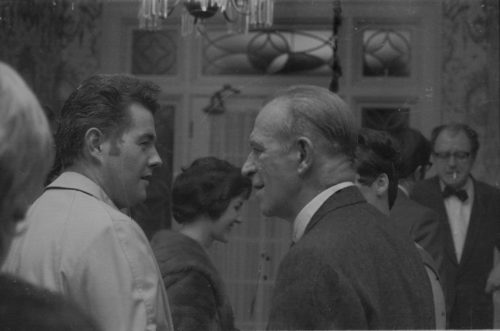 José Echániz in conversation with young people, these presumably his students.