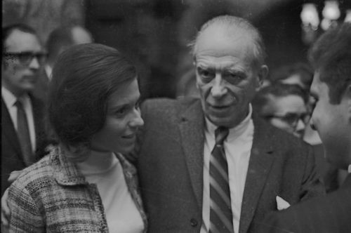 José Echániz in conversation with young people, these presumably his students.