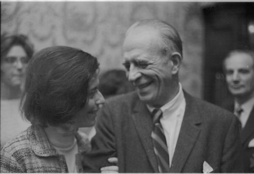 José Echániz in conversation with young people, these presumably his students.