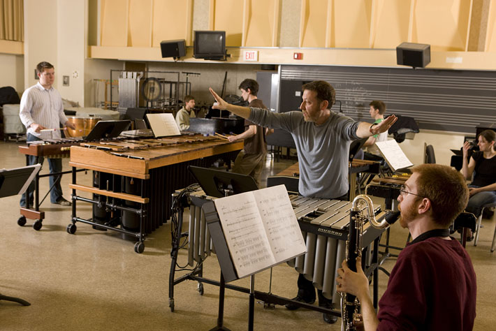 Brad Lubman Musica Nova rehearsal