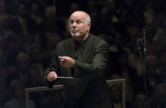 Conductor David Zinman stands at the podium.